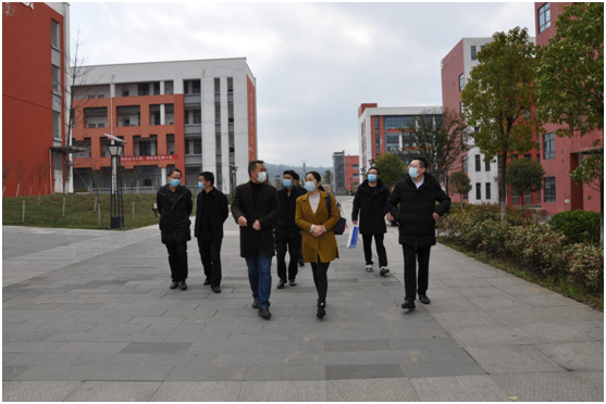 浙江省平湖市領(lǐng)導(dǎo)、企業(yè)家  赴畢節(jié)工業(yè)職業(yè)技術(shù)學(xué)院進(jìn)行交流座談