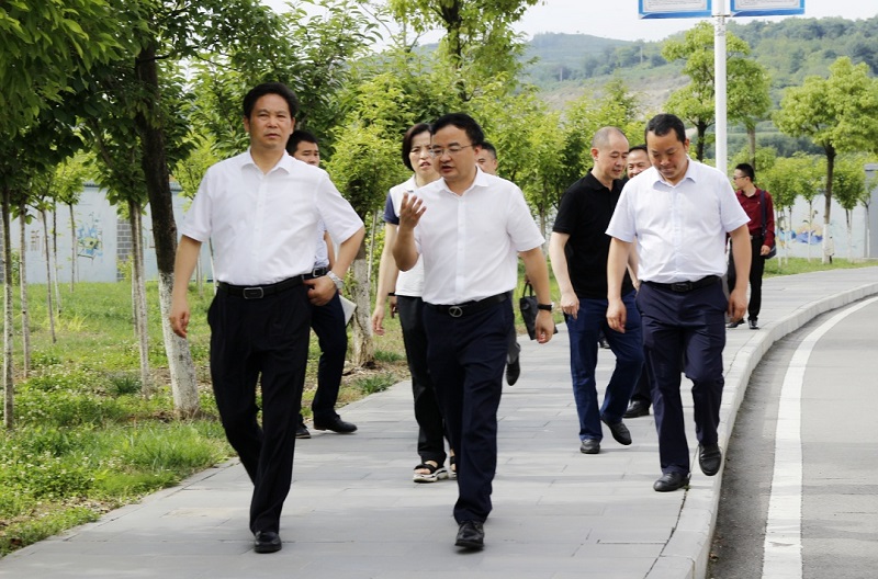 畢節(jié)市市委副書記、市長張集智一行到 畢節(jié)工業(yè)職業(yè)技術學院調(diào)研