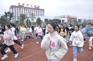 貴州頻道-畢節(jié)工業(yè)職業(yè)技術(shù)學(xué)院開(kāi)展師生環(huán)校跑比賽