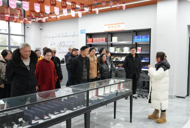 憶崢嶸歲月 話今朝發(fā)展——學(xué)院召開退休干部、教職工座談會