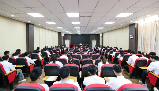 吳東來到畢節(jié)工業(yè)職業(yè)技術(shù)學(xué)院上思政課