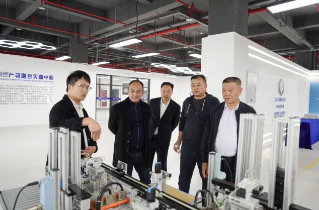 貴州省人民政府督學(xué)、省教育廳中小學(xué)名師名校長(zhǎng)培養(yǎng)管理辦公室主任謝笠率隊(duì)到我院考察調(diào)研職普融通工作