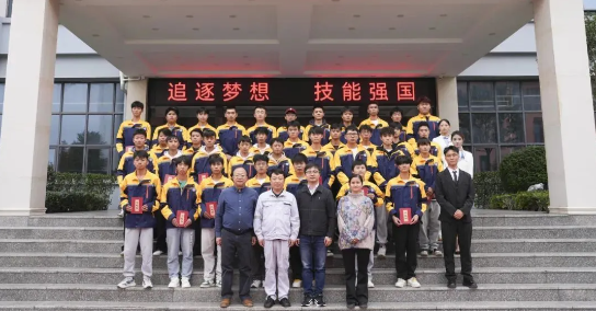 畢節(jié)工業(yè)職業(yè)技術(shù)學(xué)院舉辦“勞模工匠進(jìn)校園，匠心傳承育未來(lái)”系列活動(dòng)