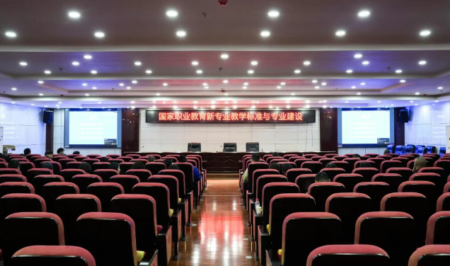 對標職教改革新要求 賦能教師專業(yè)能力提升 —— 教育部評估中心原副主任李志宏應邀做新專業(yè)教學標準解讀與專業(yè)建設(shè)專題講座